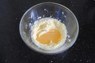 加入鸡蛋液搅打均匀。