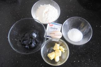 准备好食材，芝麻馅可以现买，要是没有，换成豆沙的也是很好吃的，黄油要室温软化一下比较好操作。