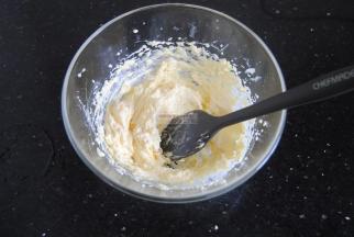 将椰子粉和低筋粉混合均匀后过筛进黄油糊里面。