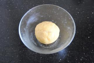 用手抓成团，不要揉过度，会不够酥。