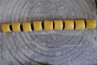 搓成长条后，用锋利的刀切成1CM长度的小段。