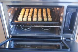 长帝蒸烤箱提前上下管180度预热好，放入中层。