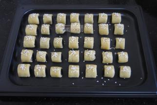 整齐的码入烤盘里面，刷上蛋液，撒点芝麻。