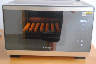 继续烤20分钟即可出炉，每次孩子都守着烤箱，一出炉就指定要吃哪个。