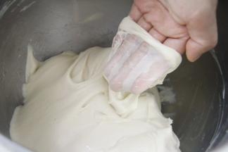 加入软化的黄油，低档揉至黄油吸收后转3档揉面。面团揉至有较好的拉抻性。