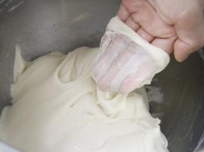 加入软化的黄油，低档揉至黄油吸收后转3档揉面。面团揉至有较好的拉抻性。