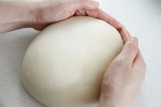 面团整圆放入烤盘。