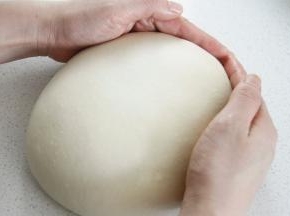 面团整圆放入烤盘。