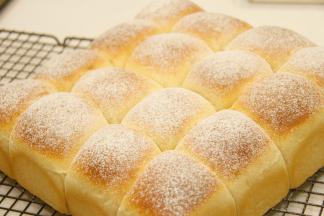 烘烤结束，面包立即出炉，脱出烤盘放网架上晾凉即可。