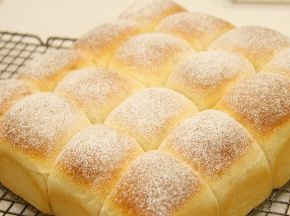 烘烤结束，面包立即出炉，脱出烤盘放网架上晾凉即可。