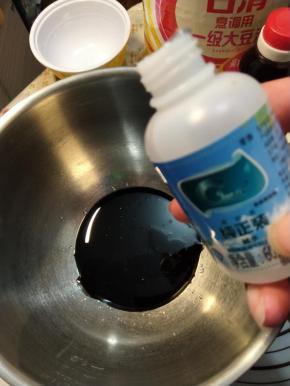 把黑糖糖浆直接倒入打蛋盆内称量好，加入枧水。