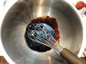 用蛋抽搅打均匀。