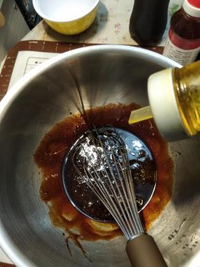 再加入花生油，再次搅匀。