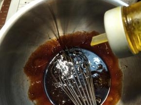 再加入花生油，再次搅匀。