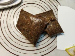 这次使用的是市售的月饼馅料，加入南瓜籽搓匀。