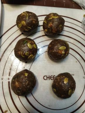 我的预备的月饼模子是75g的，馅料每份55g，揉成球备用。