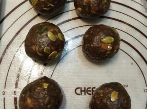 我的预备的月饼模子是75g的，馅料每份55g，揉成球备用。