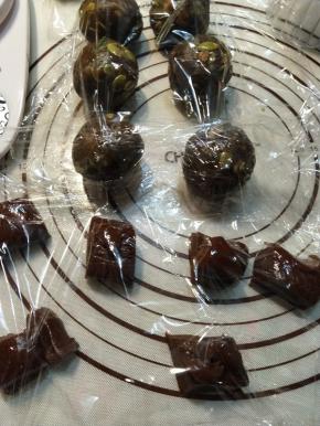 皮需要提前从冰箱取出回温，分团，20g一个。