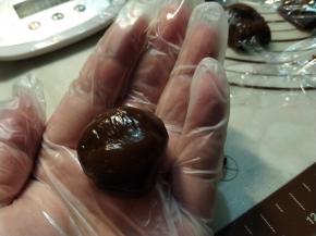 首先把皮搓成圆球状。