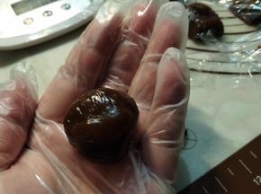 首先把皮搓成圆球状。