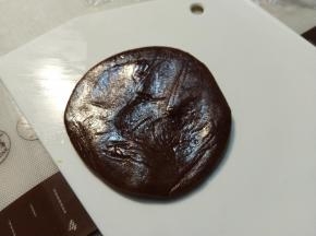 用刮板压扁。