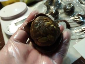 然后包入馅料。