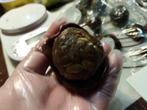 然后包入馅料。