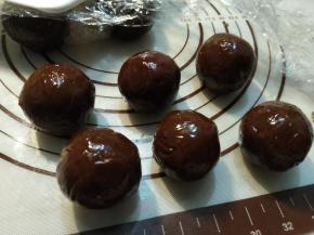 用虎口收口，滚圆。依次包好全部馅料。