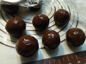 用虎口收口，滚圆。依次包好全部馅料。