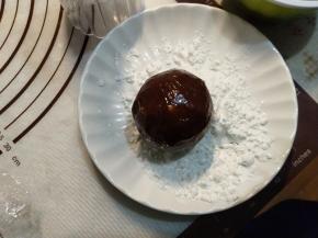 准备一点点玉米淀粉，把圆球放进去，滚上一层薄薄的玉米淀粉，摆在烤盘上。