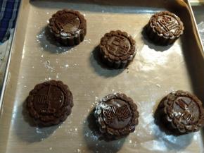 模具直接在烤盘上套住圆球，速度按压2-3下，抬起模具，一块月饼就完成了。