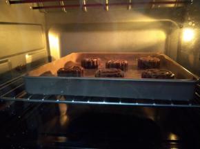 烤箱上火210度，下火190度预热后，在月饼表面喷少许水，再放入烤箱，烤制6-8分钟。