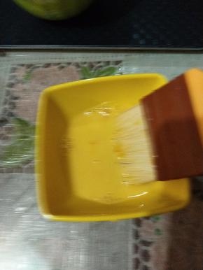 把准备好的蛋黄加上牛奶，搅匀。