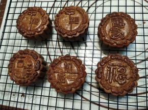 然后再次放入烤箱，烤制8-10分钟，取出放凉，等待回油，即可食用。
