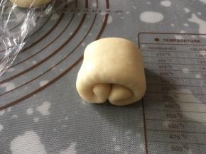 上下两头向中间卷起，如图