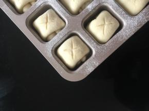 烤箱预热170度，准备少许面粉（配方外）均匀地筛在面包上，用刀片割一个＂X＂