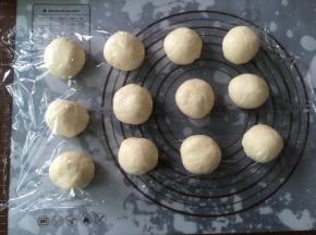 发好的面团轻压排气，平均分成12份，静置20分钟