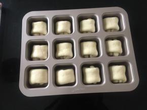 放入模具内，进行二次发酵至1.5倍左右