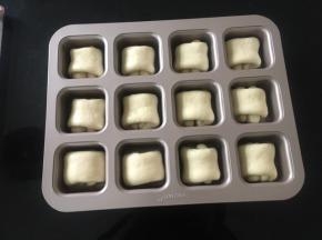 放入模具内，进行二次发酵至1.5倍左右