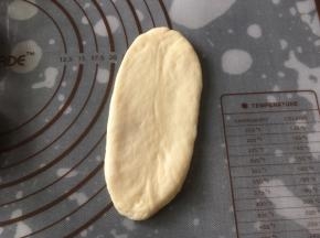 取一块面团擀成椭圆形
