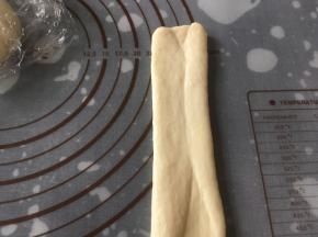 两边向中间折，稍微擀一下