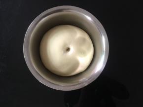 揉好的面团进行一发，手沾面粉，插入面团，不塌陷不回缩即可