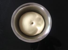 揉好的面团进行一发，手沾面粉，插入面团，不塌陷不回缩即可