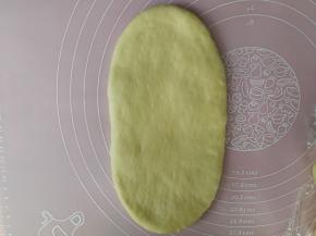 松弛后的面团用擀面杖擀成牛舌状