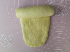 翻面，将不光滑的面朝上，压薄底边，然后自上而下卷起