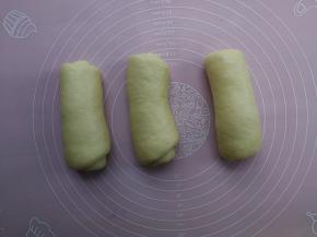 依次做好三个卷，收口朝下放置，再次加盖保鲜膜静置松弛10分钟
