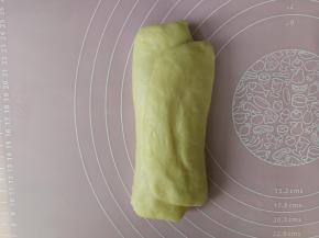 二次松弛后的面团竖放，用手掌拍扁