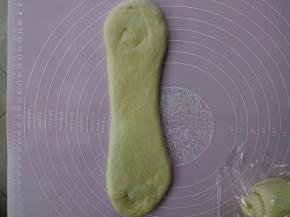 用擀面杖再次擀开成长条