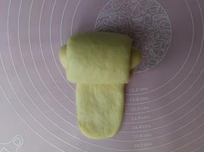 翻面后，压薄底边，自上而下卷起