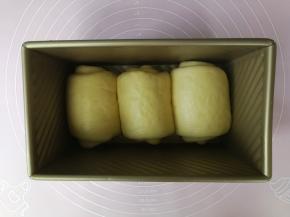 然后把三个卷同向放入吐司盒，摆放好